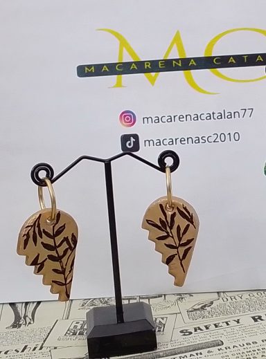 Pendientes negro y dorado.