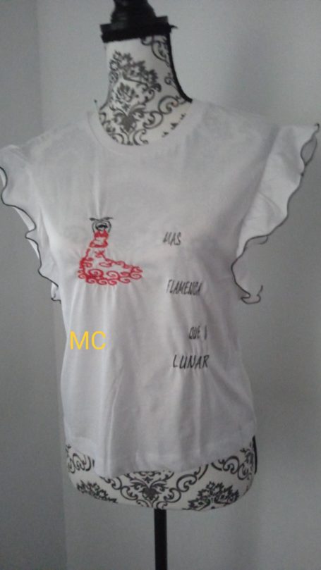 Camiseta blanca bordada.