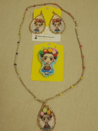 Conjunto de collar, pendientes y broche Frida